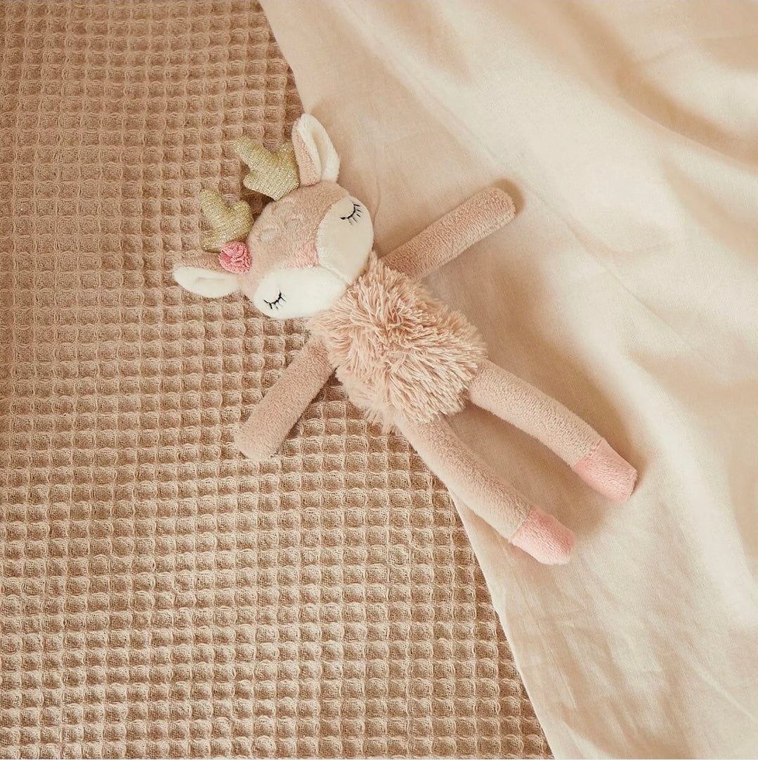 Cerf 🌸 Ella et son hochet